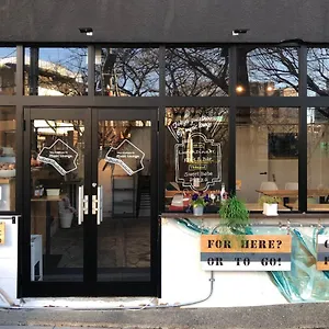  Hostel Ouji Music Lounge